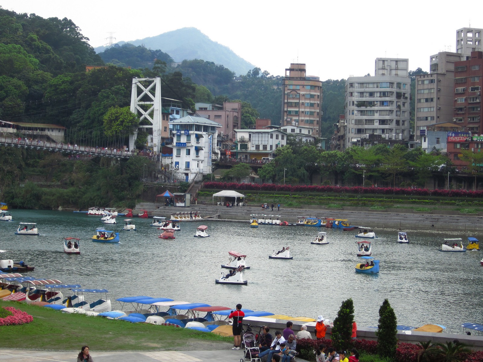 Visitors paddling along the river at Bitan Scenic Area