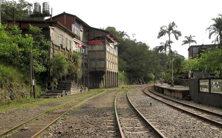 Empty tracks at Jingtong Old Street